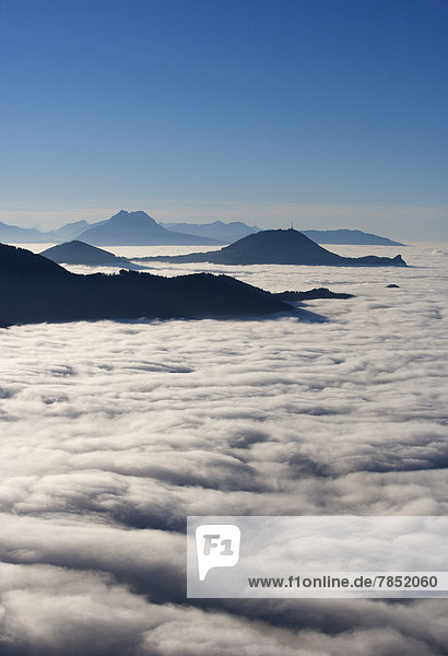 Österreich  Salzburger Land  Blick auf den Gaisberg mit Nebel bedeckt