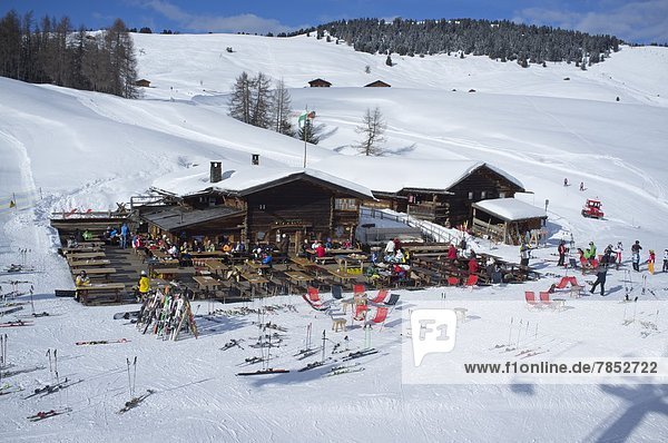 nahe  Trentino Südtirol  Europa  Berg  Stadt  Restaurant  Urlaub  Ski  Ansicht  Dolomiten  Luftbild  Fernsehantenne  Italien