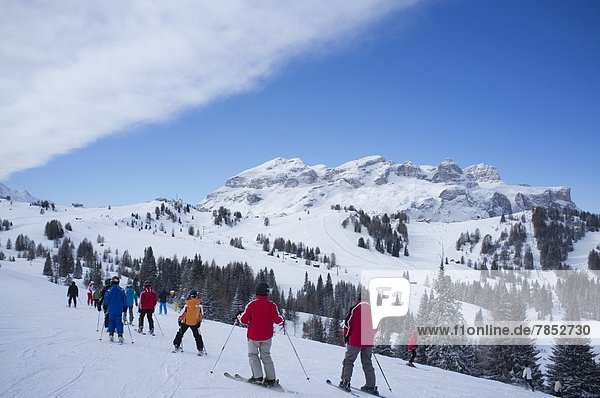 A group of skiers at the Alta Badia ski resort near Corvara  Dolomites  South Tyrol  Italy  Europe