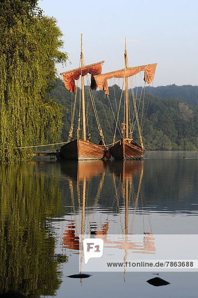 Wikingerschiffe auf einem See  Ratzeburg  Schleswig-Holstein  Deutschland