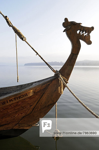 Bug eines Wikingerschiffs auf einem See  Ratzeburg  Schleswig-Holstein  Deutschland
