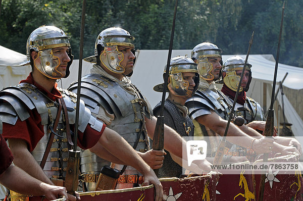 Als römische Legionäre verkleidete Männer