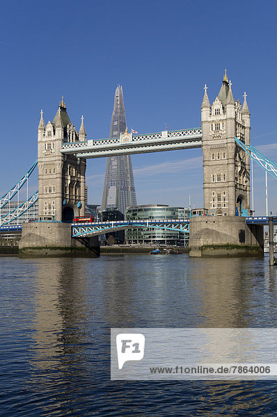 Tower Bridge und The Shard  London  England  Großbritannien