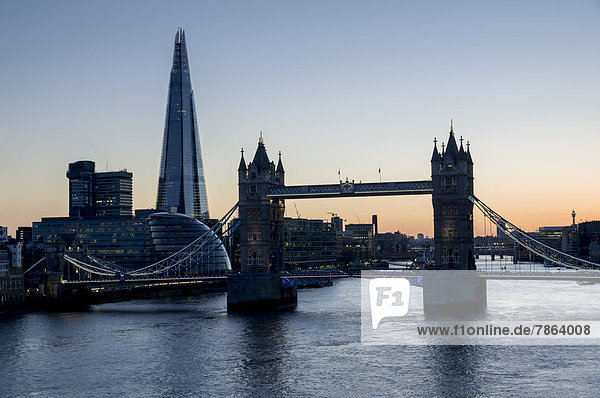 Tower Bridge und The Shard bei Dämmerung  London  England  Großbritannien