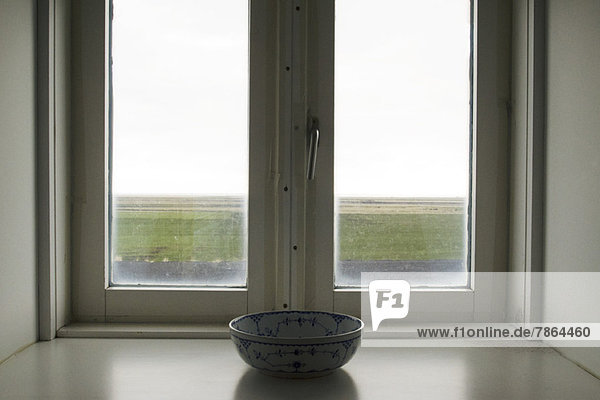 Keramikschale vor dem Fenster