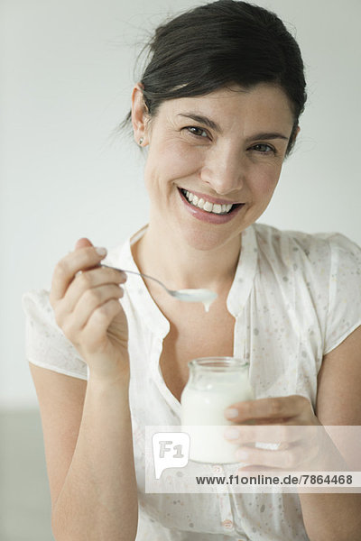 Frau isst Joghurt  Porträt