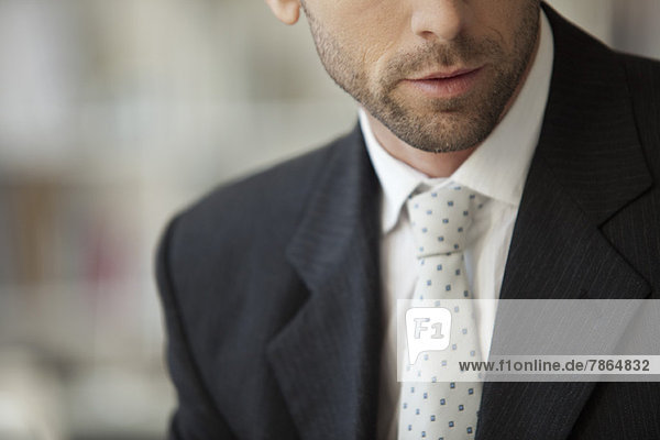Geschäftsmann in Anzug und Krawatte  geschnitten