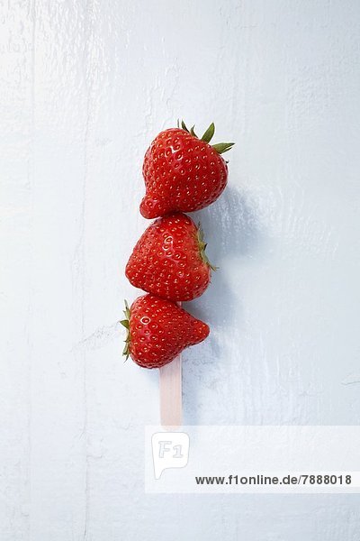 Drei Erdbeeren am Stiel