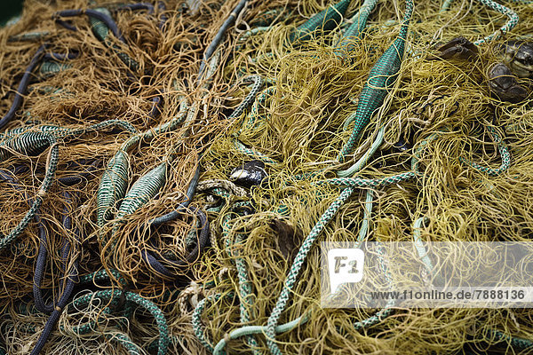 Fischernetze liegen auf einem Haufen