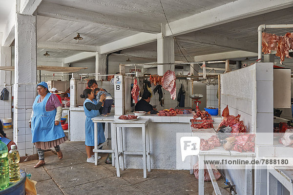 Marktstände mit Fleisch auf dem Markt Mercado Central de Sucre  Bolivien