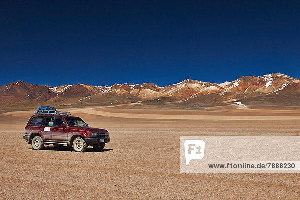 Geländewagen vor Montaña de Siete Colores  Reserva Nacional de Fauna Andina Eduardo Abaroa  Anden  Bolivien