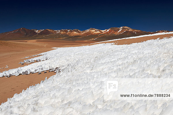 Eis und Schneestrukturen vor Berglandschaft  Reserva Nacional de Fauna Andina Eduardo Abaroa  Anden  Bolivien