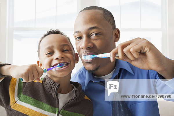 Vater und Sohn Zähneputzen