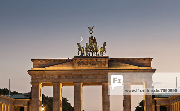 hoch  oben  beleuchtet  Berlin  Hauptstadt  Nacht  Gebäude  Statue  Deutschland