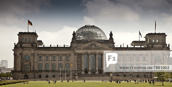 Columned building with glass dome  Berlin  Germany