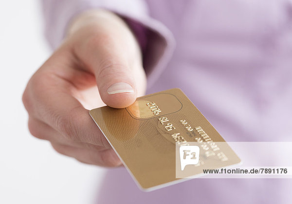 Frauenhand mit Kreditkarte