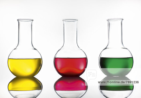 Laborgefäße aus Glas mit farbigen Flüssigkeiten