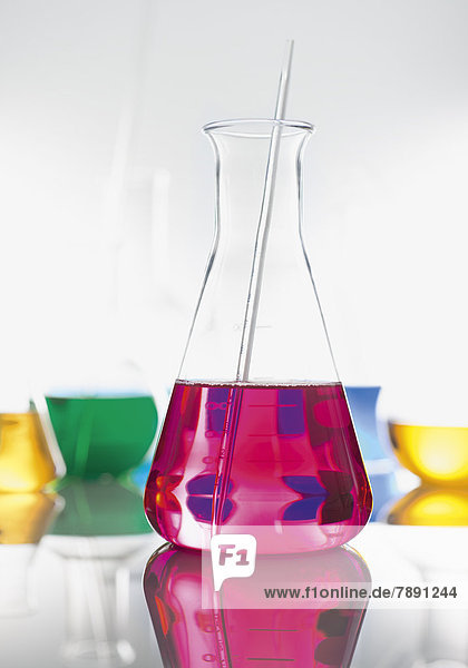 Laborgefäße aus Glas mit farbigen Flüssigkeiten