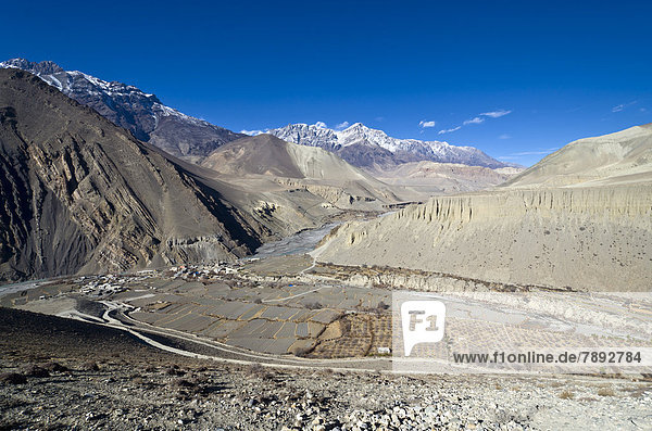 Kagbeni  Städtchen im Tal des Kali Gandaki  schneebedeckte Berge hinten  von oben