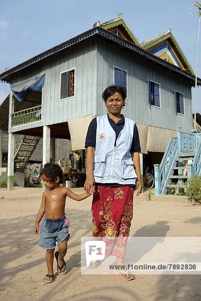 überqueren Tradition Wohnhaus arbeiten Gesundheit halten frontal Gemeinschaft rot jung Kleidung Hilfe Kreuz
