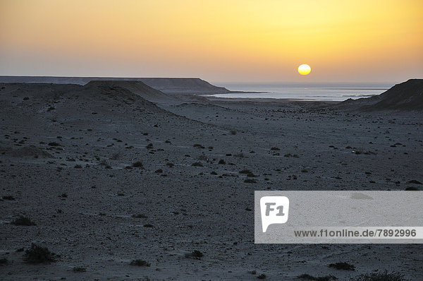 Sonnenuntergang in der Steinwüste an der Bucht von Rio de Oro