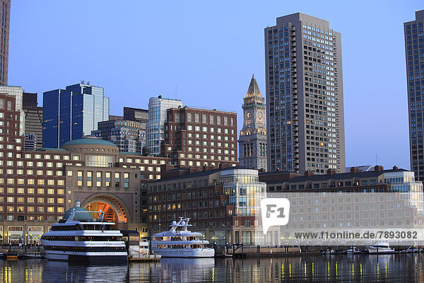 Boote an der Rowes Wharf  im Stadtzentrum von Boston  Massachusetts  New England  USA