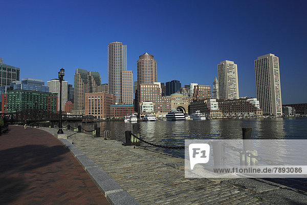 HarborWalk mit dem Stadtzentrum von Boston  Massachusetts  New England  USA