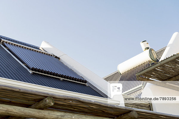 Solarmodul auf dem Dach eines Hauses
