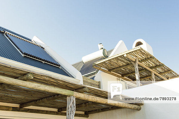Solarmodul auf dem Dach eines Hauses von der Terrasse aus gesehen