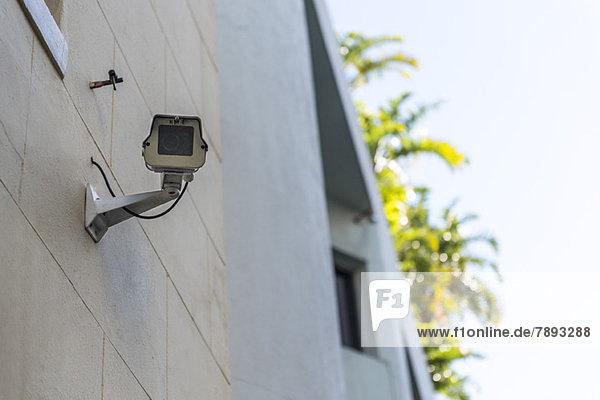 Niederwinkelansicht einer an einer Wand montierten CCTV-Kamera
