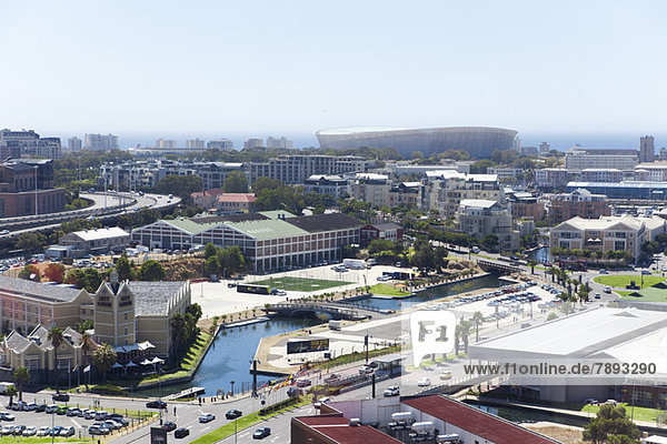 Hochansicht von Gebäuden in einer Stadt mit Green Point Soccer Stadion im Hintergrund  Kapstadt  Südafrika