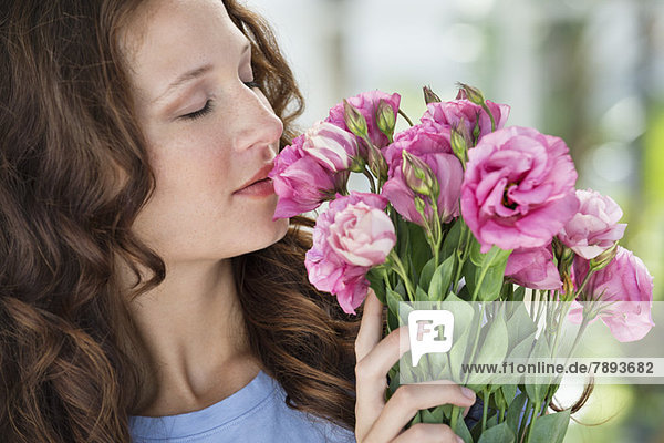 Nahaufnahme einer Frau  die Blumen riecht