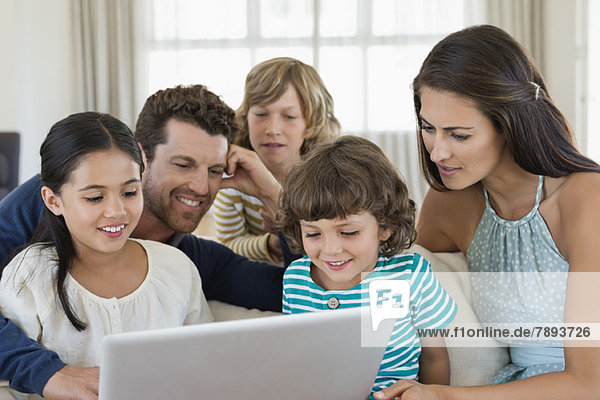 Familie beim Betrachten eines Laptops