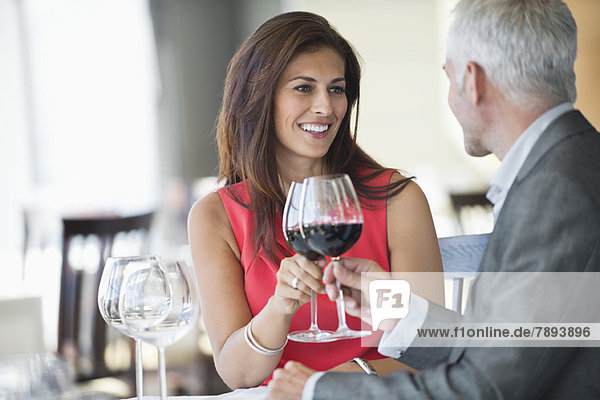 Paar genießt Rotwein in einem Restaurant