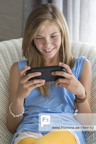 Mädchen spielen ein Videospiel und lächeln