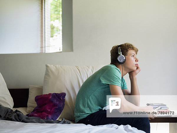 Teenager-Junge hört Musik auf dem Handy