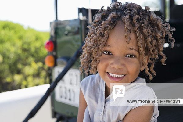 Porträt eines Mädchens in einem SUV sitzend und lächelnd