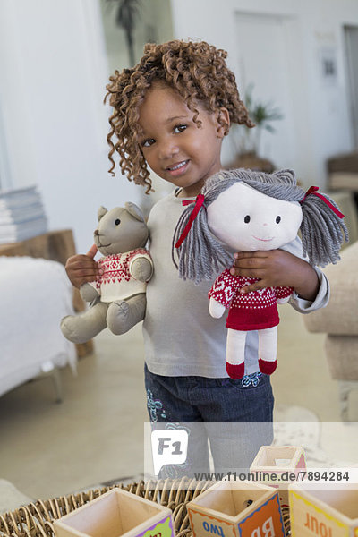 Porträt eines Mädchens stehend mit Puppen