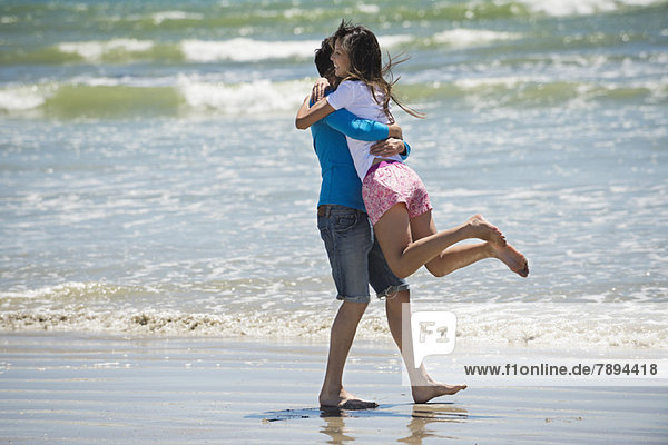 Paar genießt die gute Zeit am Strand