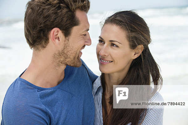 Nahaufnahme eines glücklichen Paares am Strand