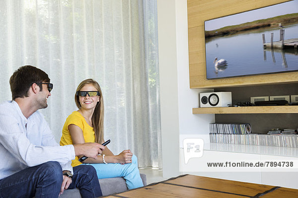 Mann und seine Tochter sehen sich einen 3D-Film an