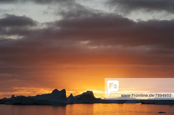 Sonnenuntergang hinter Eisbergen