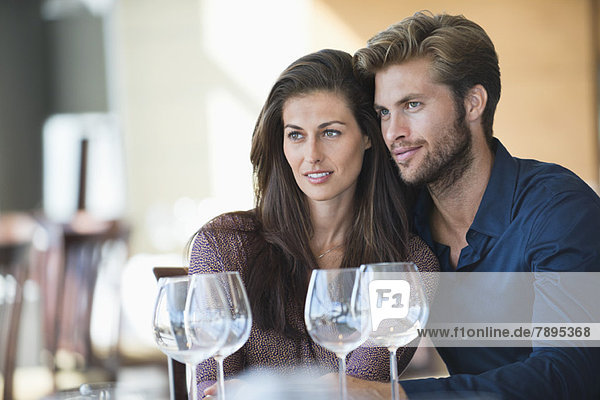 Paar genießt Getränke in einem Restaurant