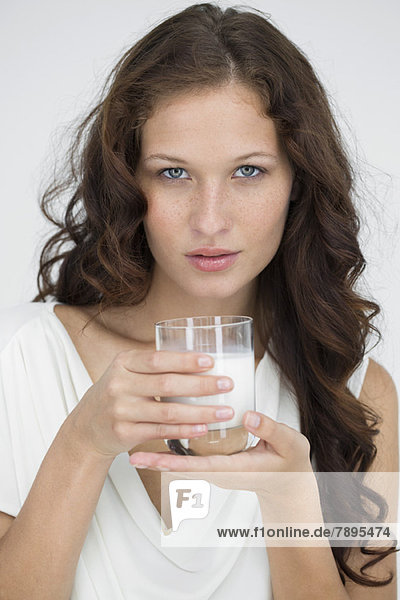 Porträt einer Frau  die Milch trinkt