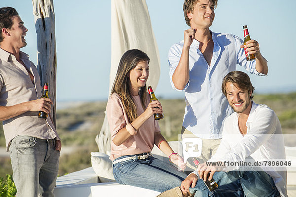 Eine Gruppe von Freunden genießt Bier im Urlaub im Freien