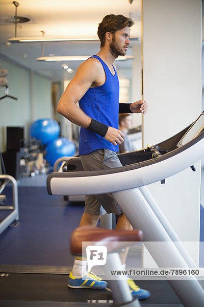 Mann läuft auf einem Laufband in einem Fitnessstudio