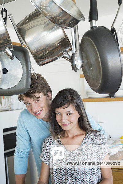 Porträt eines lächelnden Paares in der Küche