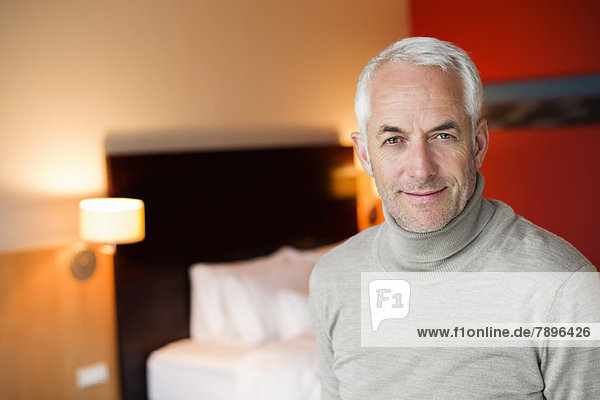 Porträt eines Mannes im Hotelzimmer