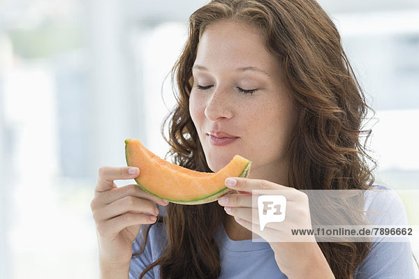 Nahaufnahme einer Frau beim Melonenessen