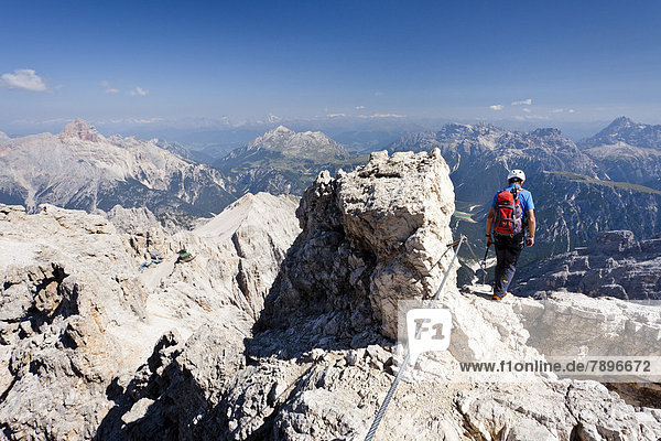 Bergsteiger beim Abstieg über den Klettersteig Marino Bianchi am Monte Cristallo vom Gipfel des Cristallo di Mezzo  hinten die Hohe Gaisl  Klettersteig